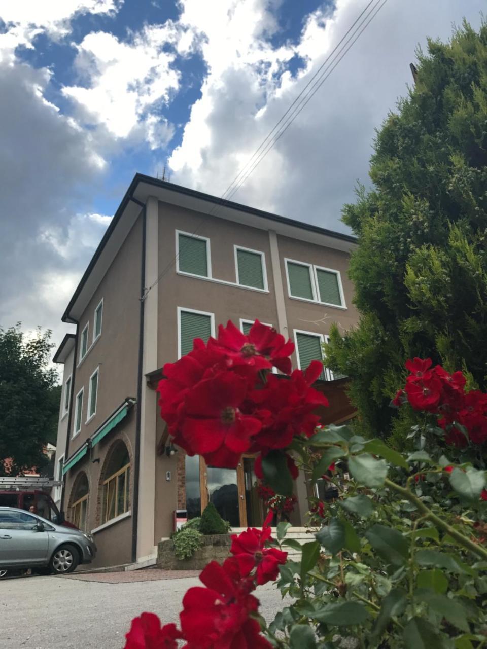 Carla Failela Hotell Valli del Pasubio Exteriör bild
