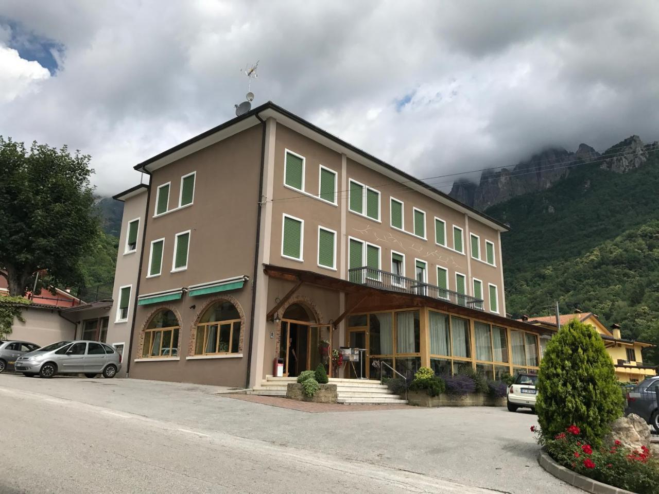 Carla Failela Hotell Valli del Pasubio Exteriör bild